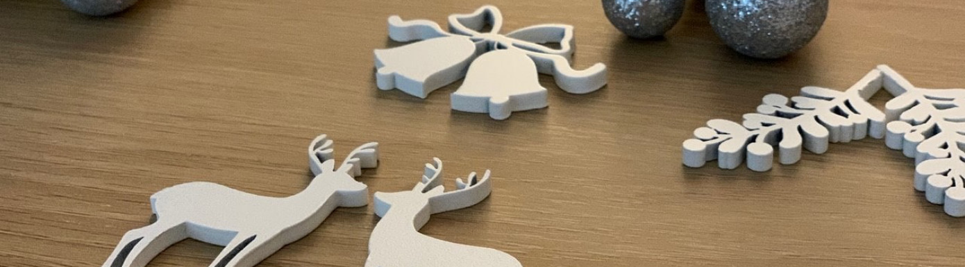 Taglio laser di decorazioni natalizie in legno