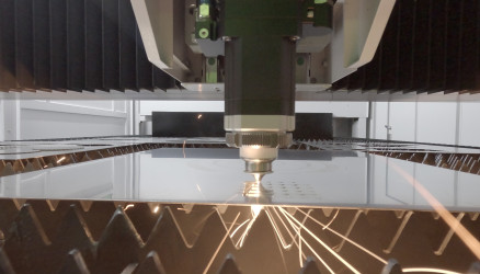 Blog Header Vollformatlaser Metallbearbeitung